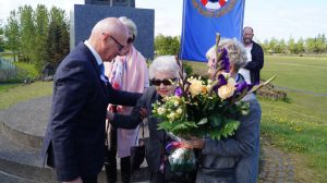 Ásta Magnúsdóttir ekkja Júlíusar Sigurjónssonar lagði blómsveig að Altari sjómannsins, minnismerki um horfna sjómenn við Víðistaðakirkju. Verkið er eftir Erling Jónsson myndhöggvara og var reist 1993