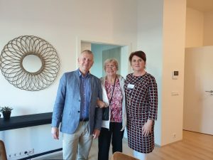 Við undirritun fyrsta leigusamningsins við Sléttuveg 27