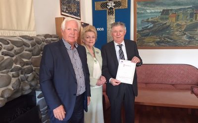 Guðmundur H. Garðarsson færir Sjómannadagsráði málverk að gjöf.