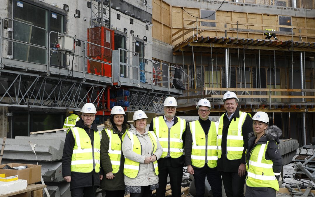 Byggingarnefnd og starfsmenn á verkstað