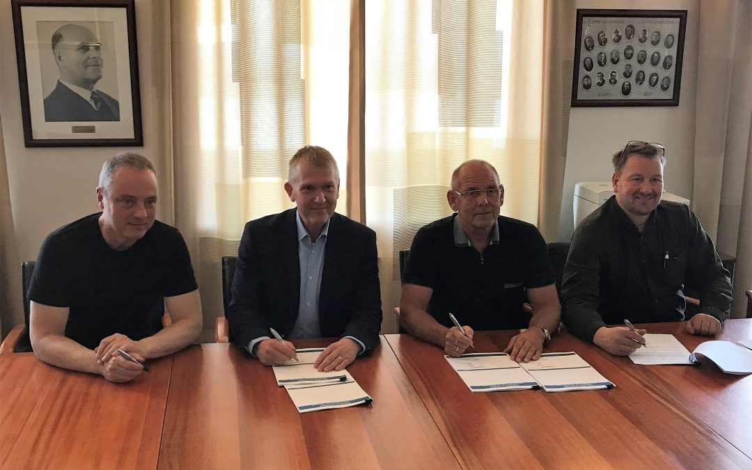 Undirritun verksamninga vegna eldhúss í Laugarási