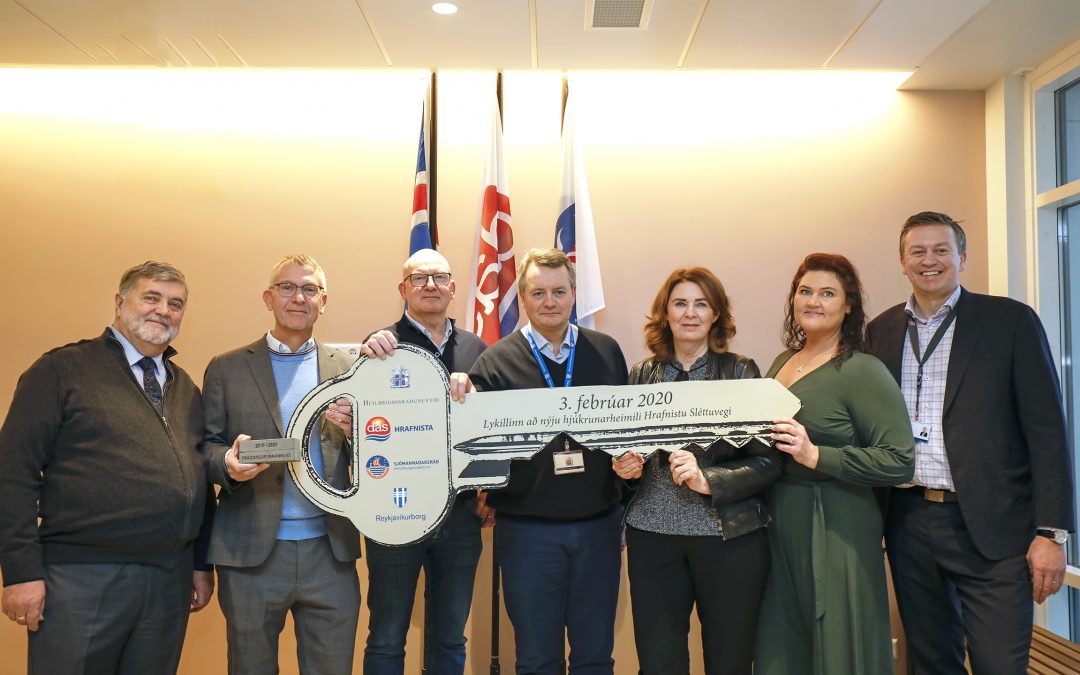 Tekið við lyklinum að hjúkrunarheimilinu Sléttuvegi